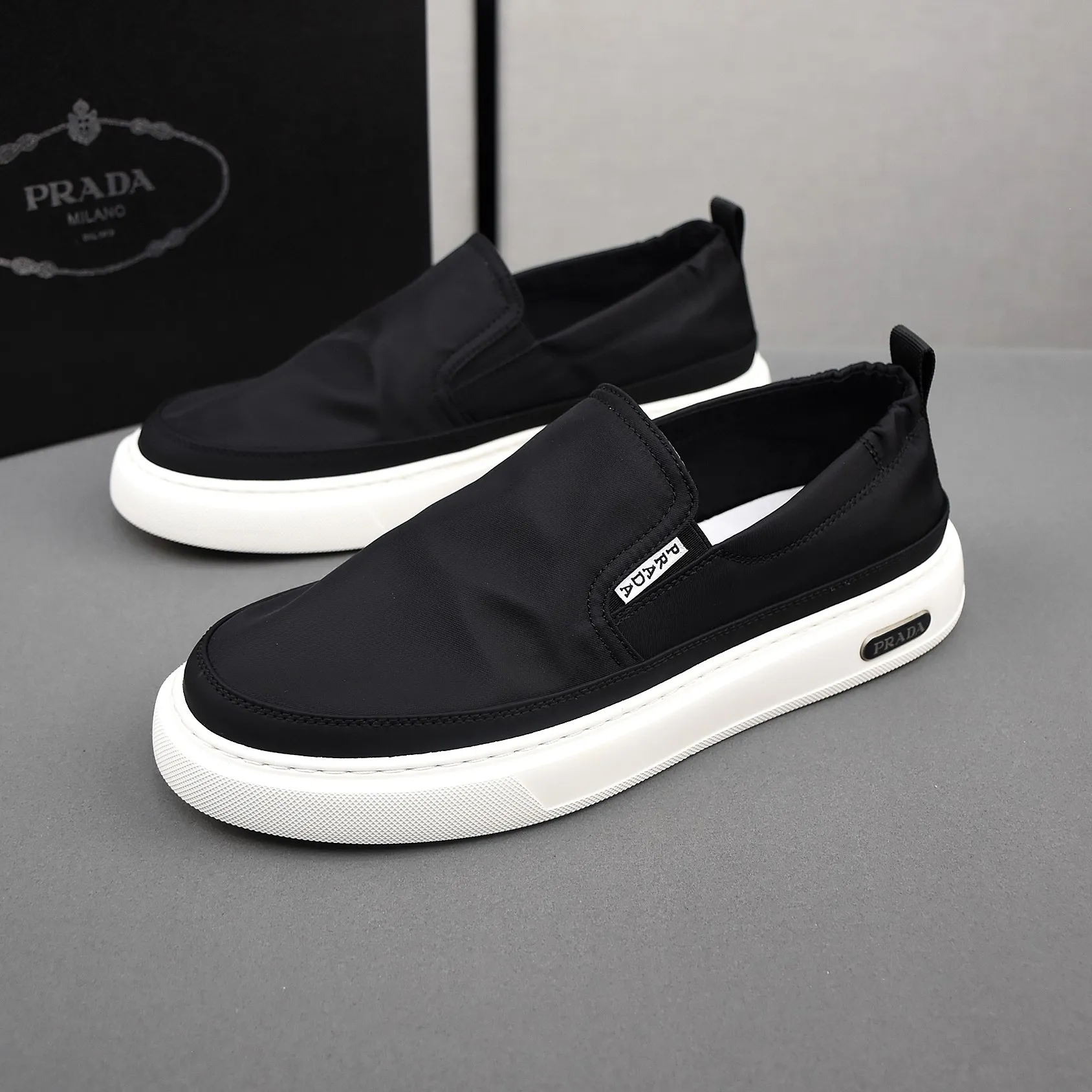 PP380❣️❣️❣️Prada breathable cloth shoes, the upper is made of comfortable and breathable fabric, and the ultra-light soft foam outsole. Men's size 39-44.